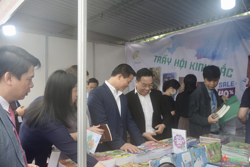  Các lãnh đạo UBND tỉnh Bắc Ninh tham quan gian trưng bày của Công ty phát hành sách Linh Lan Book.