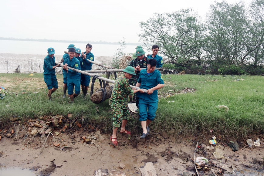 Lực lượng Ban CHQS huyện Nghi Lộc, lực lượng Dân quân xã Phúc Thọ tiến hành trục vớt và vận chuyển quả bom đến vị trí hủy nổ.