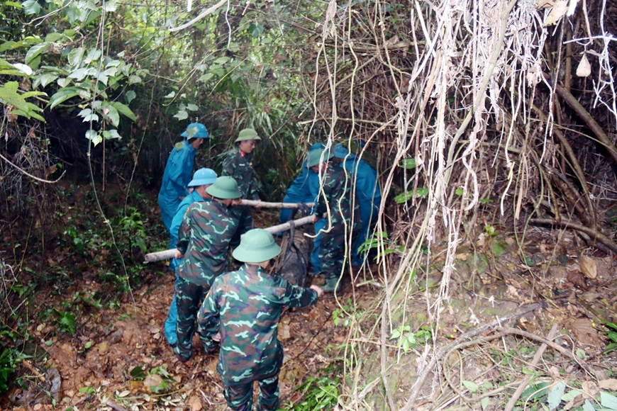 Lực lượng Dân quân xã Nghi Phương tiến hành vận chuyển quả bom vào vị trí hủy nổ tại khe Luội thuộc Tiểu khu 963A địa phận xã Nghi Phương, huyện Nghi Lộc.