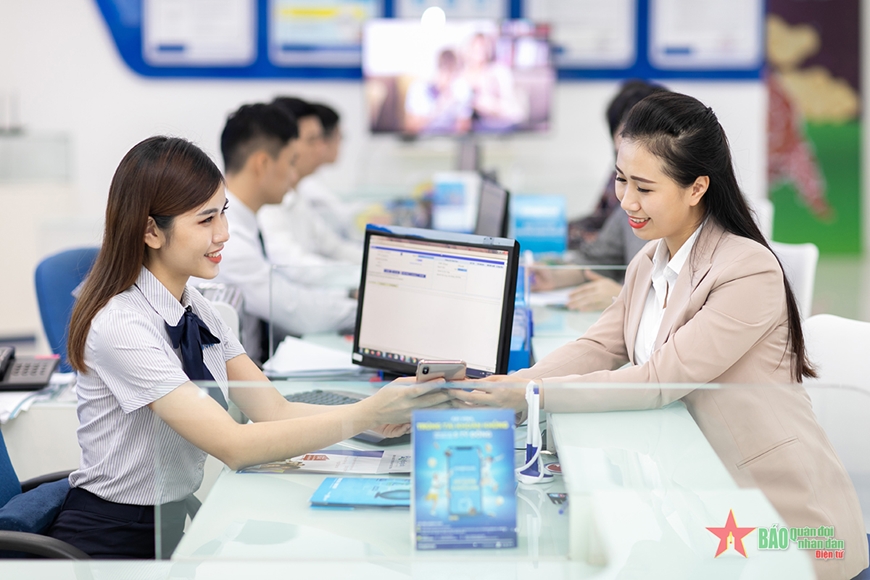 Đại diện VinaPhone cho biết, các điểm giao dịch của VinaPhone sẽ tăng cường hoạt động, hỗ trợ khách hàng đến 21 giờ ngày 15-5. Các khách hàng chưa chuẩn hóa thông tin thuê bao cần sớm đến các điểm giao dịch để thực hiện bổ sung, cập nhật thông tin. 