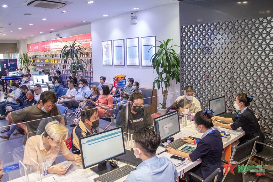 Sau ngày 15-4, khách hàng của MobiFone không thể chuẩn hóa trực tuyến mà phải đến các điểm giao dịch của nhà mạng để mở khóa và thực hiện chuẩn hóa thông tin thuê bao.