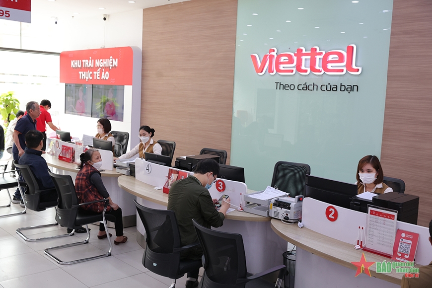 Khách hàng đến cập nhật thông tin cá nhân tại cửa hàng của Viettel. 