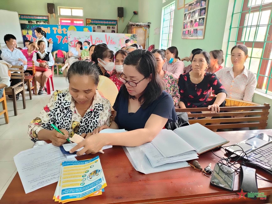 Người lao động mua bảo hiểm xã hội tự nguyện.