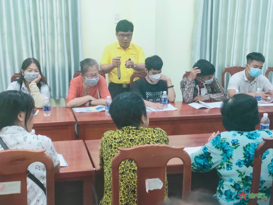 Nhân viên bưu điện tỉnh Trà Vinh tư vấn cho người dân những mất mát khi rút BHXH một lần. 