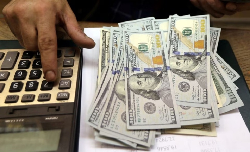Tỷ giá USD hôm nay 16-4: Đồng USD tiếp tục trượt dài, chạm mốc 100. Ảnh minh họa: Reuters. 