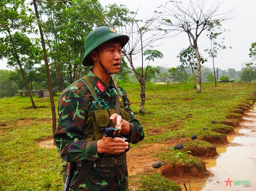 Thiếu úy Nguyễn Ngọc Lai giới thiệu Sáng kiến “Thiết bị kính kiểm tra đường ngắm, kết hợp kiểm tra mặt súng và bộ đếm thời gian bắn” trong quá trình huấn luyện chiến sĩ mới tại đơn vị.