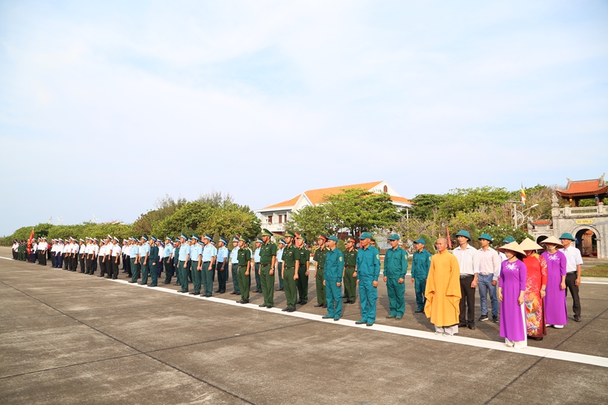 Quân và dân đảo Trường Sa đón Đoàn công tác và tham dự Lễ mít tinh.