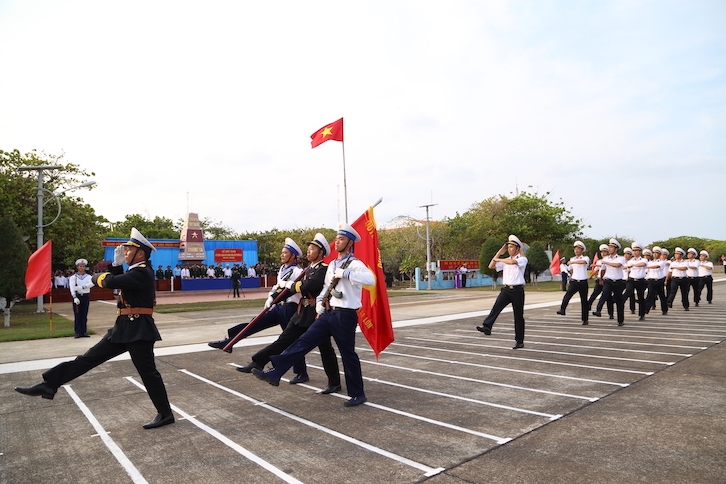 Cán bộ, chiến sĩ các lực lượng đang thực hiện nhiệm vụ tại đảo Trường Sa tham gia diễu duyệt đội ngũ tại lễ chào cờ.