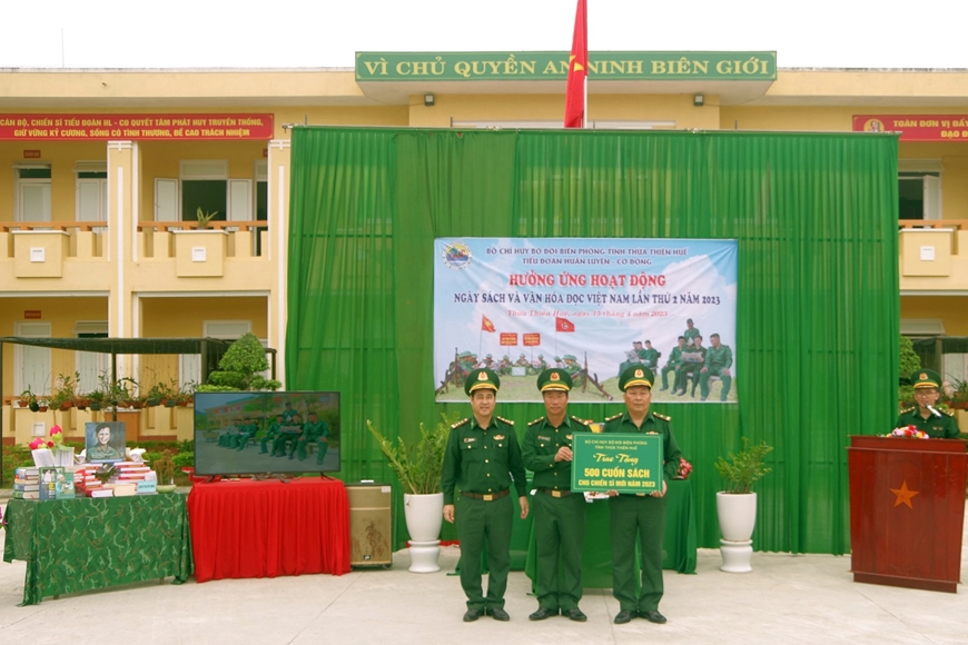  Bộ chỉ huy BĐBP tỉnh tặng 500 cuốn sách cho chiến sĩ mới trong mô hình “hộp sách, báo thao trường”.