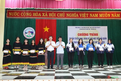Hơn 500 học sinh tại Gia Lai tham gia tư vấn tuyển sinh