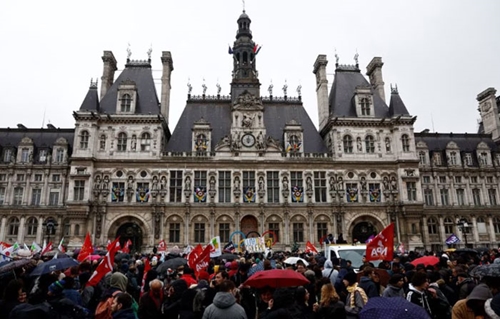 Tổng thống Pháp ký ban hành luật cải cách hưu trí