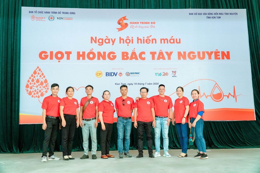 Anh Sơn (thứ 4 từ phải sang) cùng các thành viên CLB Hiến máu tình nguyện huyện Kon Rẫy tại Ngày hội hiến máu - Giọt hồng bắc Tây Nguyên, tháng 7-2020. Ảnh nhân vật cung cấp 
