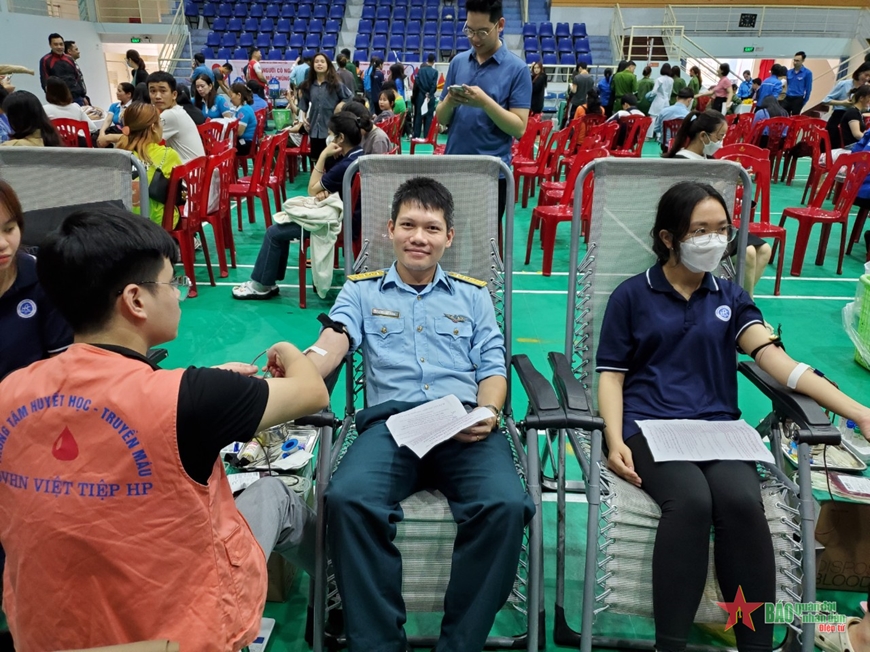 Đại úy Vũ Công Hoàng tham gia hiến máu tình nguyện tại ngày hội hiến máu do quận Kiến An (Hải Phòng) tổ chức. 