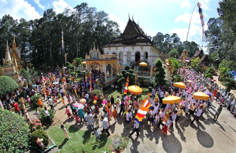 Ngày đầu tiên của Tết Chol Chnam Thmay, mọi người tắm gội, mặc quần áo đẹp, mang cơm lên chùa làm lễ rước đại lịch. 