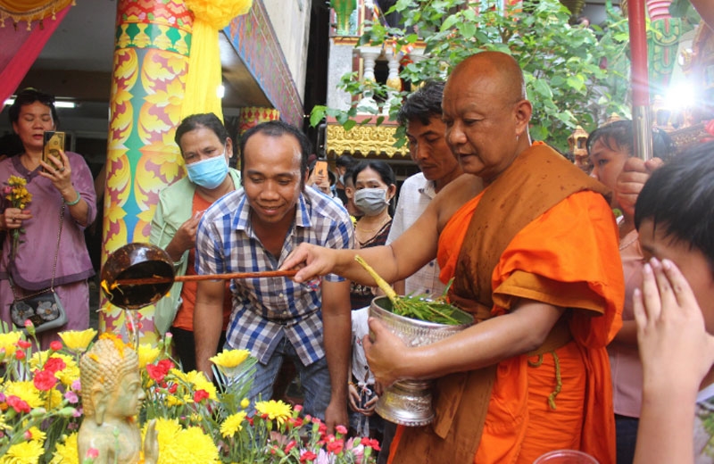  Tắm Phật là nghi thức không thể thiếu trong ngày Tết Chol Chnam Thmay của đồng bào Khmer.