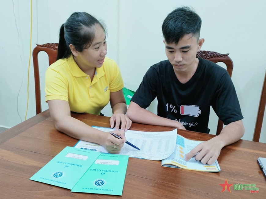 Cán bộ bảo hiểm xã hội tỉnh Trà Vinh hướng dẫn người dân làm thủ tục tham gia bảo hiểm xã hội tự nguyện. Ảnh: DIỆP CHÂU