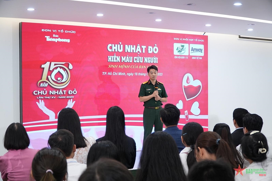  Trung tá, bác sĩ Vũ Sơn Giang, Phó chủ nhiệm Chính trị Bệnh viện Quân y 175 phát biểu tuyên truyền về ý nghĩa hiến máu tình nguyện.