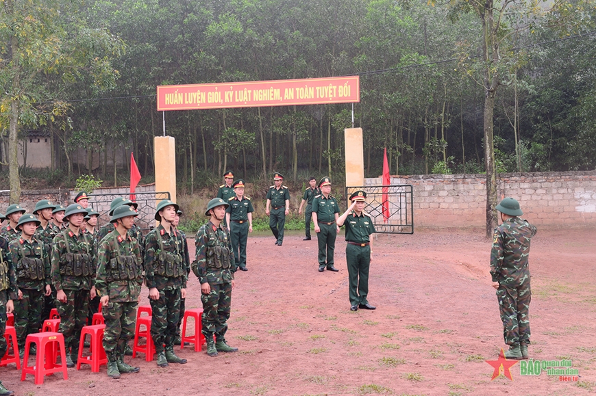  Thượng tướng Nguyễn Tân Cương kiểm tra công tác huấn luyện tại thao trường của Trung đoàn 2, Sư đoàn 395.