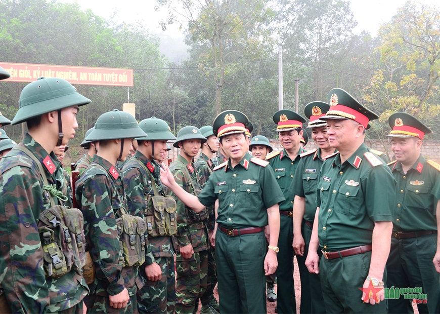 Thượng tượng Nguyễn Tân Cương động viên bộ đội ngoài thao trường. 