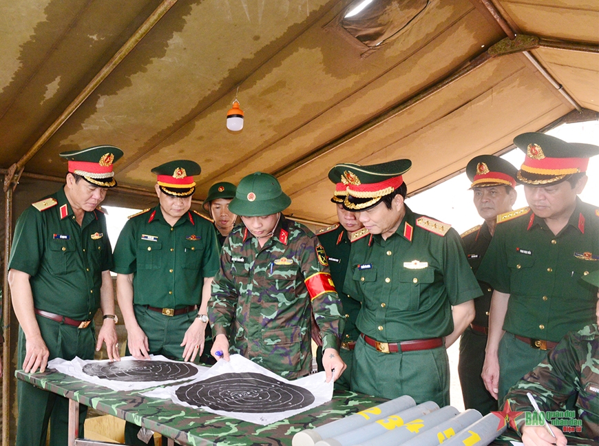 Thượng tướng Nguyễn Tân Cương đánh giá cao kết quả bắn súng K54 của cán bộ Trung đoàn 2. 