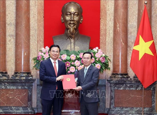 Chủ tịch nước Võ Văn Thưởng trao Quyết định cho Đại sứ Phạm Quang Hiệu. 