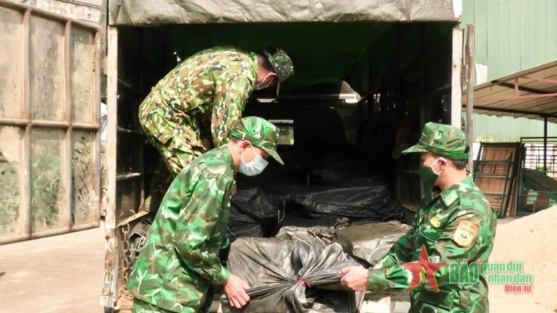 Lô hàng chân gà đông lạnh không rõ nguồn gốc, bị cán bộ, chiến sĩ Đồn Biên phòng Pha Long (Bộ đội Biên phòng tỉnh Lào Cai), phát hiện, bắt giữ.  