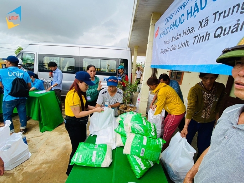  Hoạt động hỗ trợ người dân sau bão lũ của Quỹ từ thiện cộng đồng người sử dụng Internet Việt Nam. 