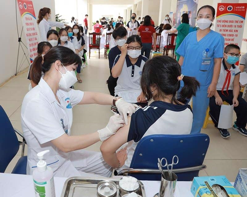 Tiêm vaccine phòng Covid-19 cho học sinh tại Vĩnh Phúc 