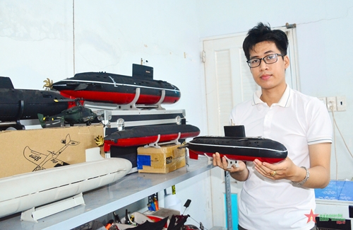 “Kỹ sư sinh viên” mê chế tạo mô hình tàu ngầm điều khiển từ xa