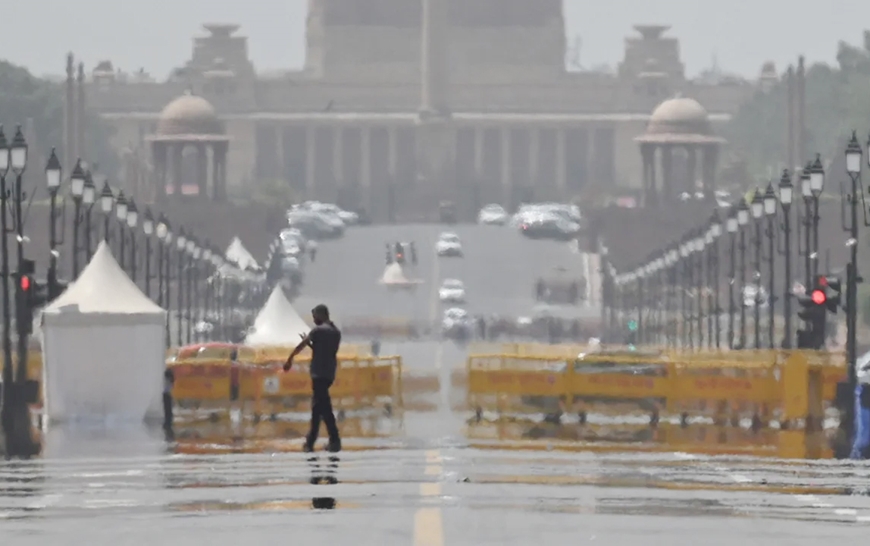 Nắng nóng thiêu đốt đường Kartavya tại New Delhi, Ấn Độ ngày 18-4. Ảnh: CNN