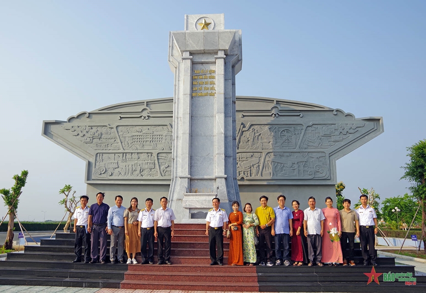 Thủ trưởng Bộ tư lệnh Vùng và các đại biểu tham quan và chụp ảnh tại khuôn viên văn hóa Vùng 2 Hải quân.