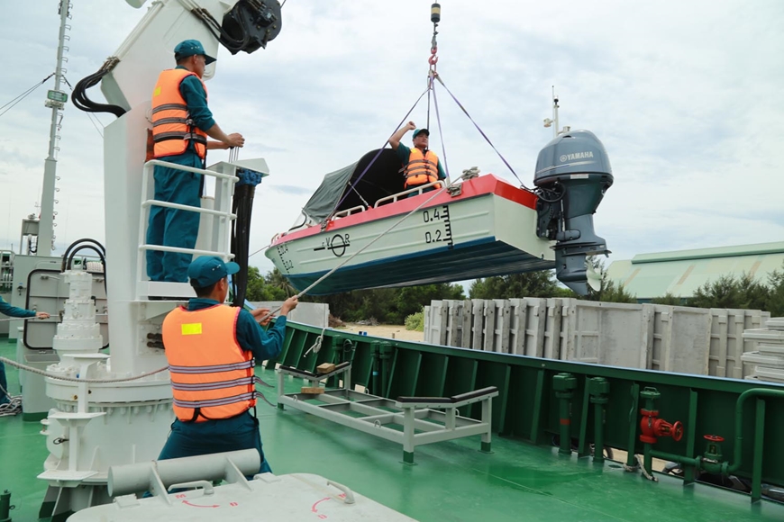 Phương tiện cứu hộ, cứu nạn được các chiến sĩ "Sao vuông" chuẩn bị chu đáo trước mỗi chuyến đi biển.