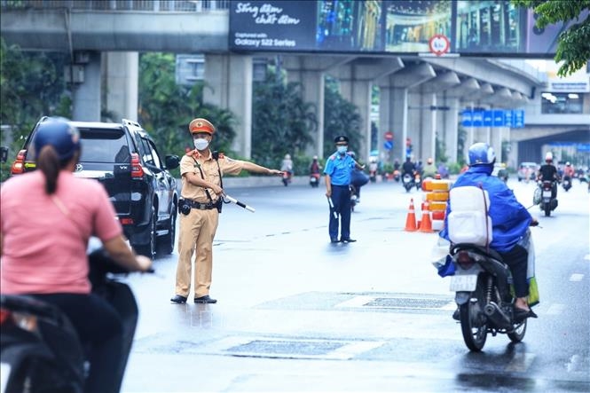  Lực lượng CSGT và Thanh tra giao thông tổ chức hướng dẫn phân làn các phương tiện trên đường Nguyễn Trãi, Hà Nội. Ảnh tư liệu: TTXVN