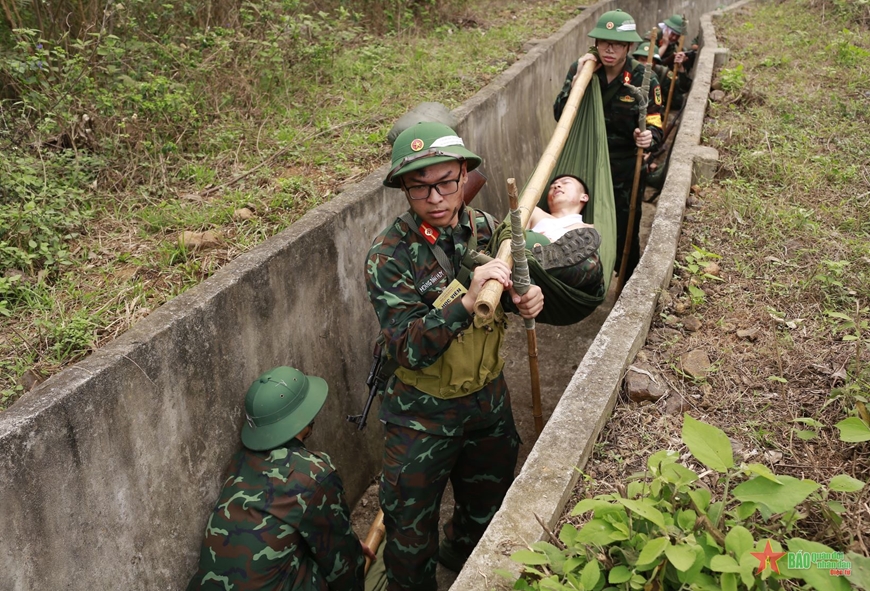 Sơ tán thương binh ra khỏi chiến trường. 