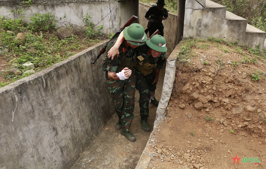 Tùy vào mức độ bị thương, thương binh sẽ được sơ tán ra khỏi khu vực nguy hiểm nhanh nhất có thể. 