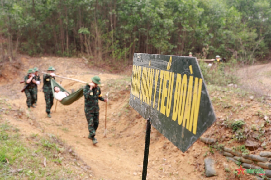 Chuyển thương binh về tuyến sau. 