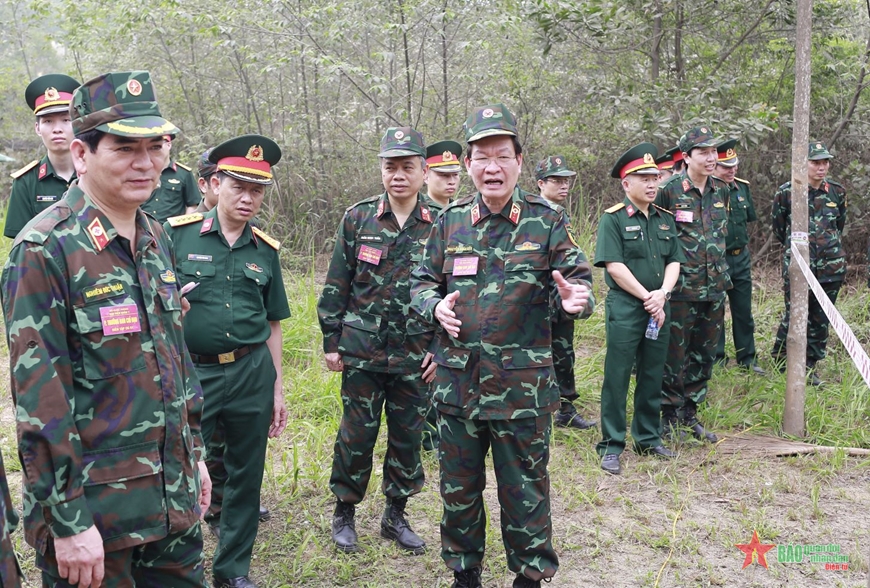 Trung tướng, PGS, TS Nguyễn Xuân Kiên, Giám đốc Học viện Quân y theo dõi và nhận xét diễn tập tại thực địa. 
