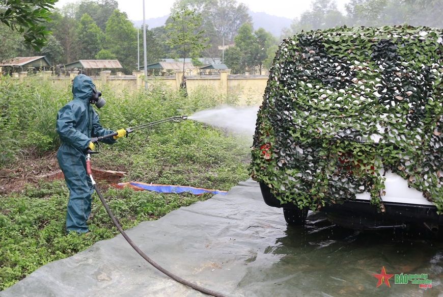 Tiến hành phun tiêu độc người và phương tiện. 