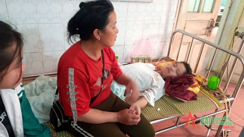 Cán bộ Ban CHQS huyện Mường Lát cứu sống một học sinh bị đuối nước