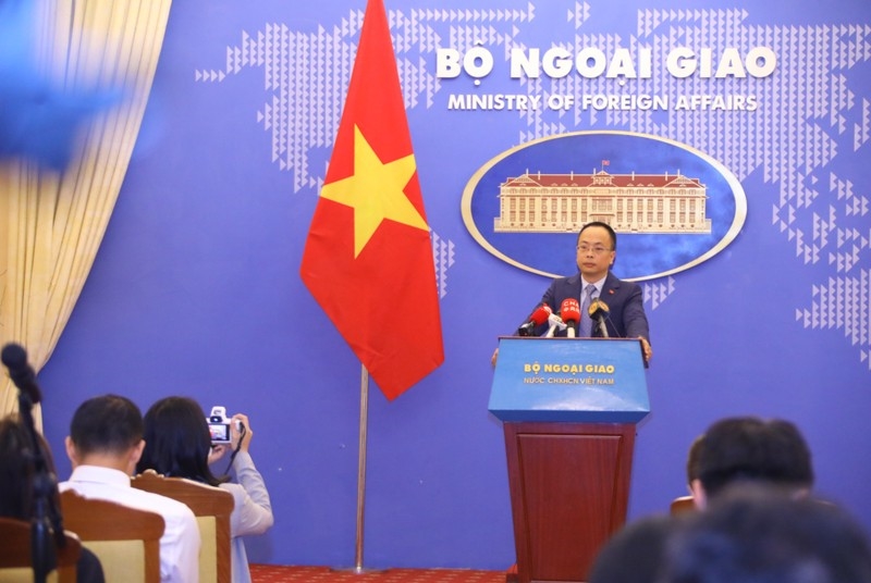 Phó phát ngôn Bộ Ngoại giao Đoàn Khắc Việt trả lời câu hỏi của phóng viên tại họp báo. Ảnh: Bộ Ngoại giao.