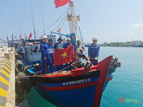 Trung tâm Dịch vụ hậu cần-kỹ thuật đảo Trường Sa giúp ngư dân sửa chữa 2 tàu cá