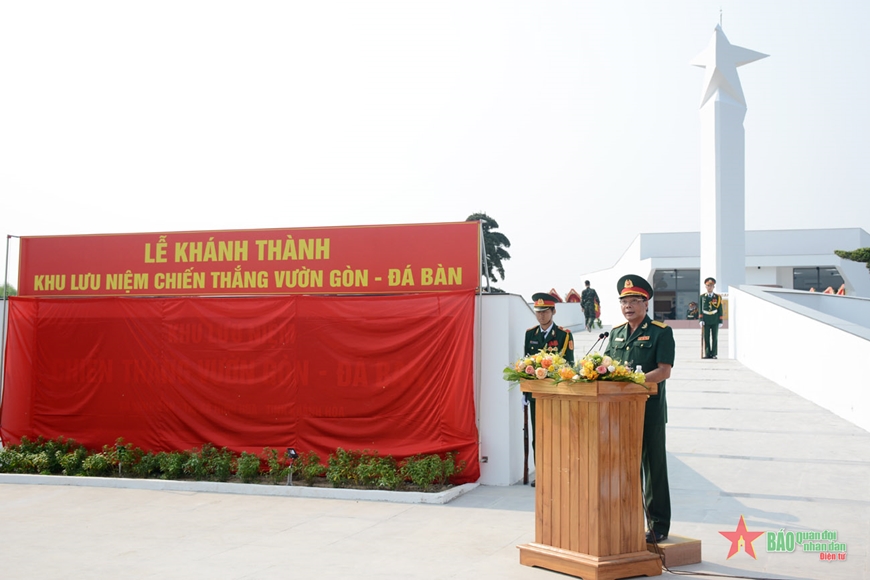 Đại tá Trịnh Việt Thành, Chính ủy Bộ CHQS tỉnh Khánh Hòa báo cáo kết quả thi công công trình. 