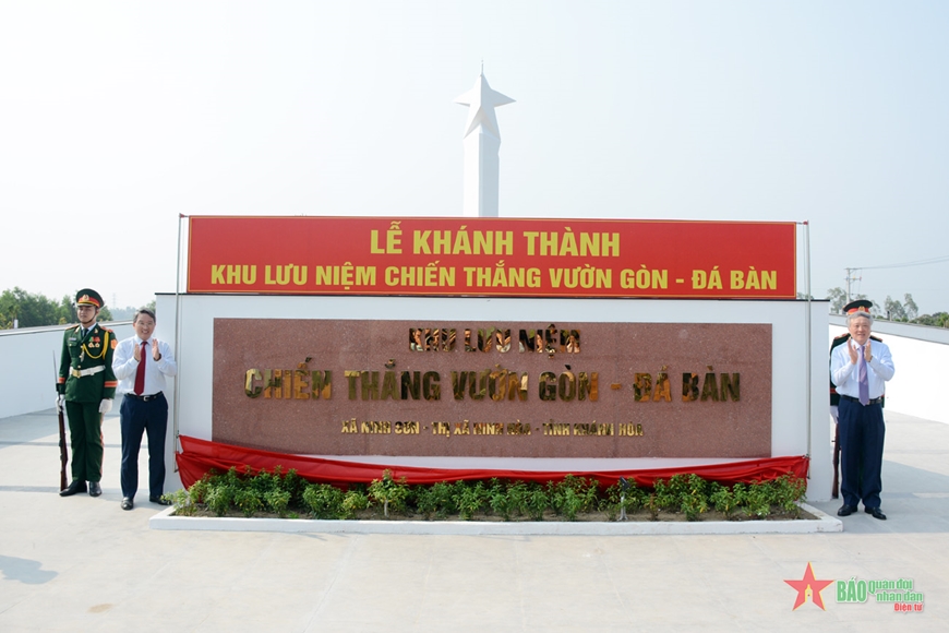 Đồng chí Nguyễn Hòa Bình, Chánh án Tòa án Nhân dân Tối cao và đồng chí Nguyễn Hải Ninh, Bí thư Tỉnh ủy Khánh Hòa thực hiện nghi thức kéo băng.
