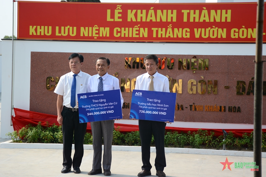  Đại diện Ngân hàng Á Châu trao quà tặng Trường THCS Nguyễn Văn Cừ và Trường Tiểu học Ninh Sơn.