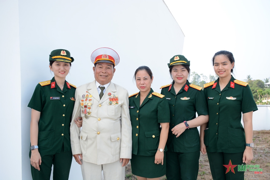 Cựu chiến binh Nguyễn Đắc Tấn, 87 tuổi, nguyên chiến sĩ súng cối, Tiểu đoàn 59 cùng các nữ quân nhân của Bộ CHQS tỉnh Khánh Hòa. 