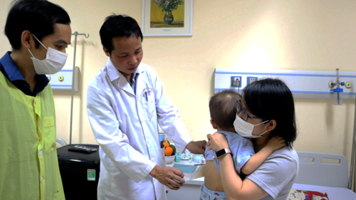 Bệnh viện E: Tán sỏi thận nội soi qua da cho bé 27 tháng tuổi