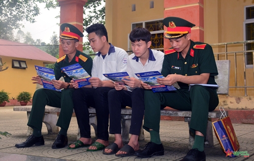 Ban Tuyển sinh quân sự Bộ Quốc phòng tư vấn tuyển sinh quân sự tại Yên Bái