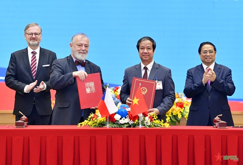 Thủ tướng Phạm Minh Chính và Thủ tướng Petr Fiala chứng kiến lễ ký các văn kiện hợp tác 