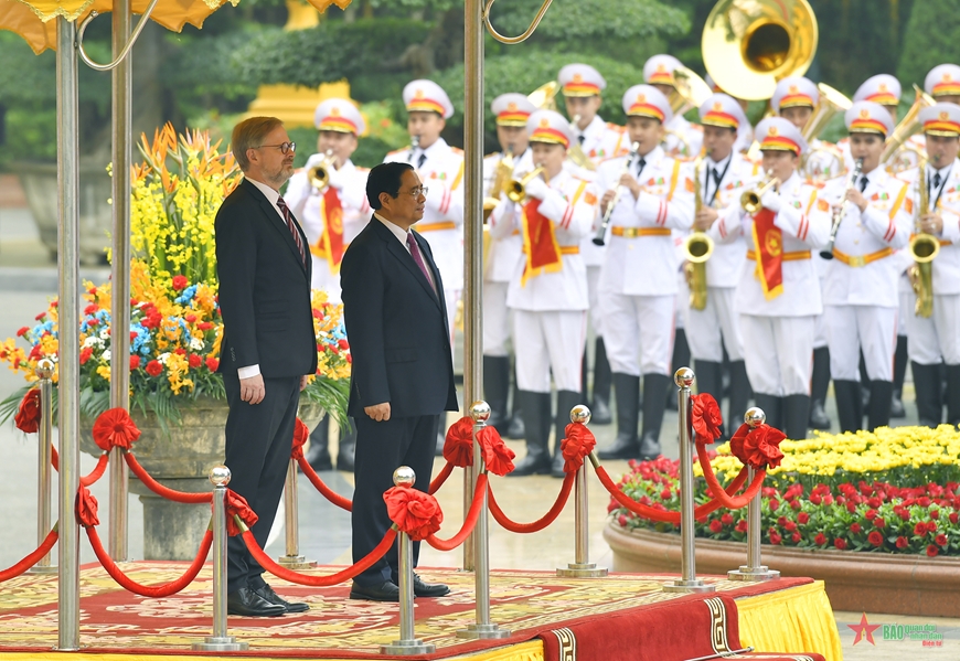  Thủ tướng Phạm Minh Chính và Thủ tướng Petr Fiala đứng trên bục danh dự. Ảnh: TUẤN HUY 