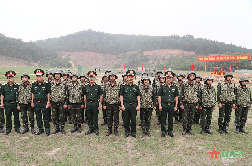  Đại tướng Phan Văn Giang, Thượng tướng Nguyễn Tân Cương chụp ảnh cùng Bộ đội Đặc công.